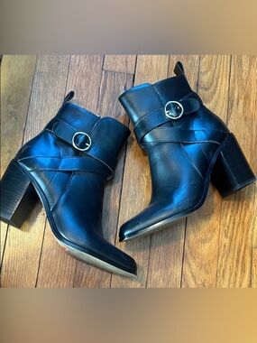 Saks Fifth Avenue Black Leather buckle Ankle high heel Booties sz 8